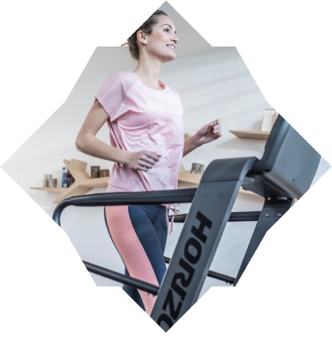 Mädchen trainiert auf einem Laufband