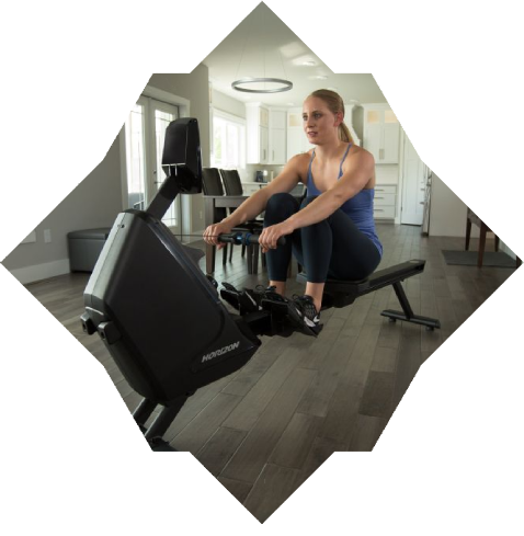 Mädchen auf einem Rudergerät in einem Fitnessstudio